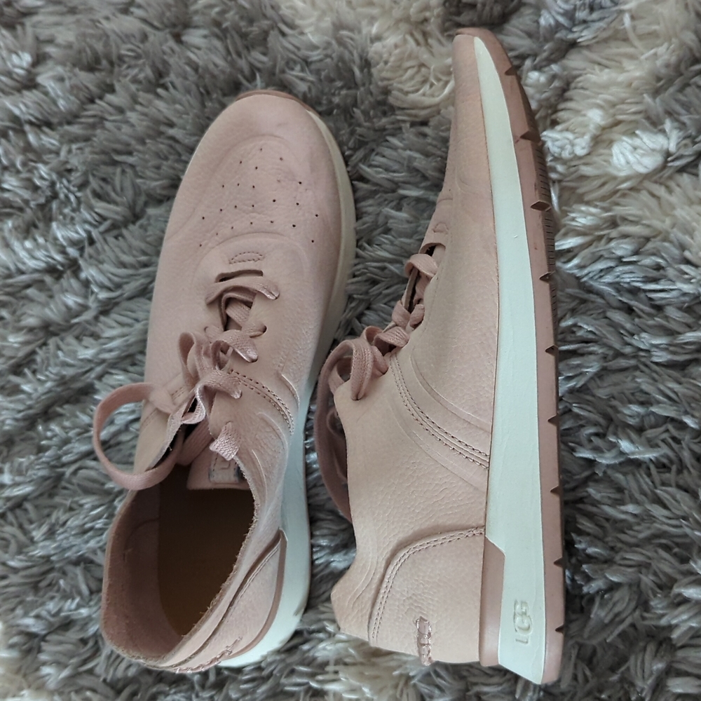 UGG womens size 8 leather sneaker Pk4